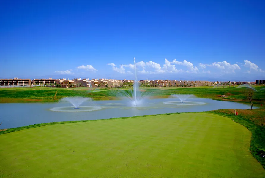 Straatbeeld in de residentiële wijk Marrakech Golf City
