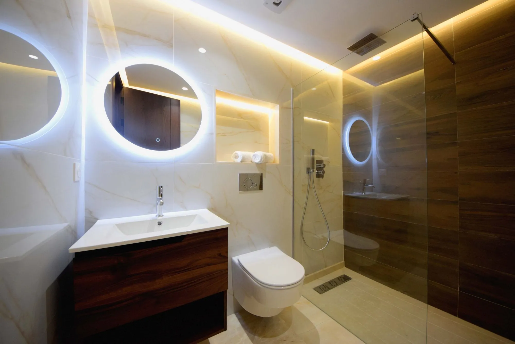 Badkamer met inloopdouche in Le Lotus