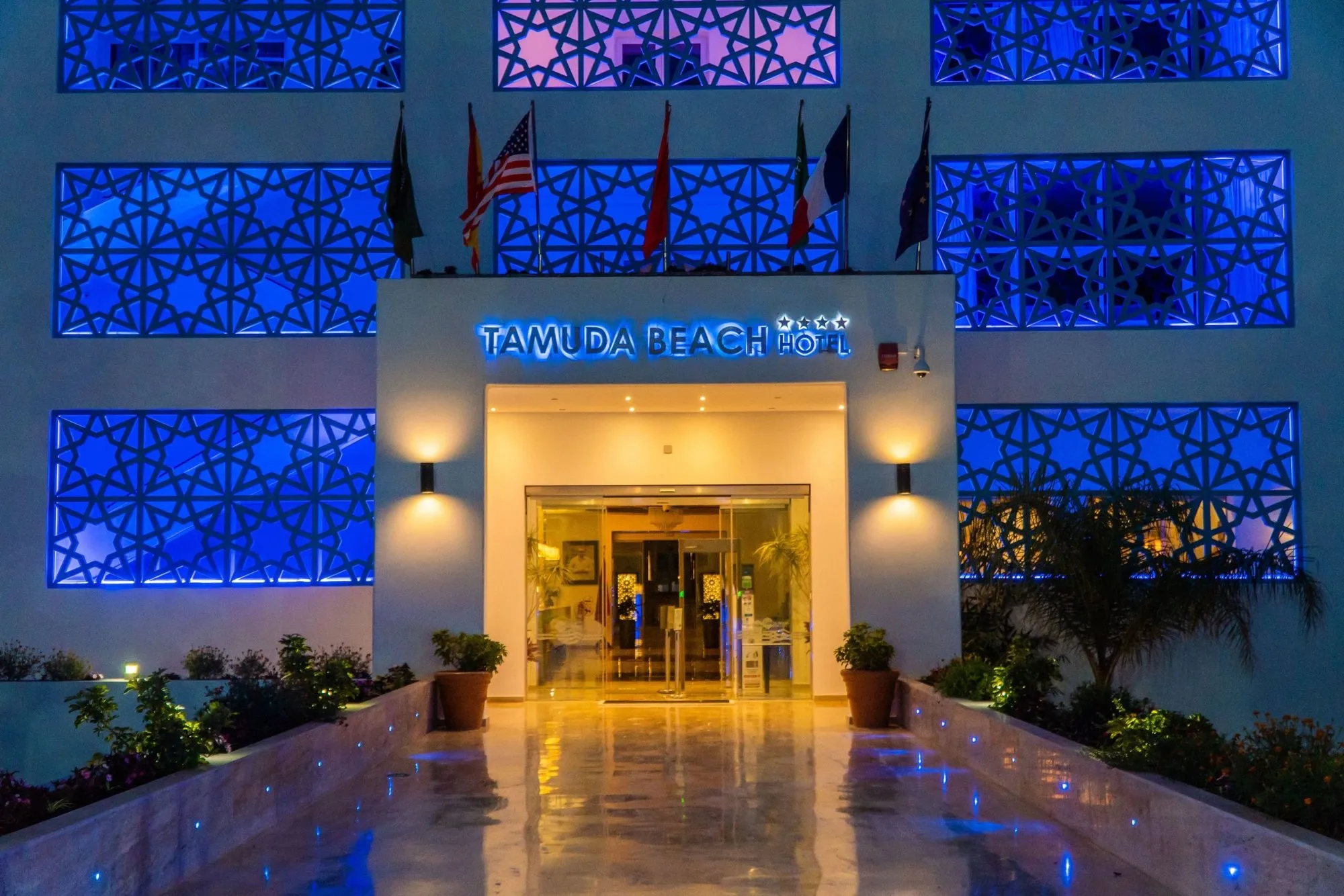 Entree van Hôtel Tamuda Beach bij avond