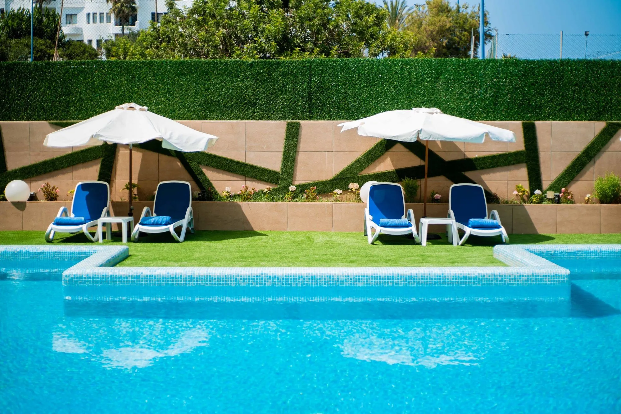 Zwembad en parasols bij Hôtel Tamuda Beach