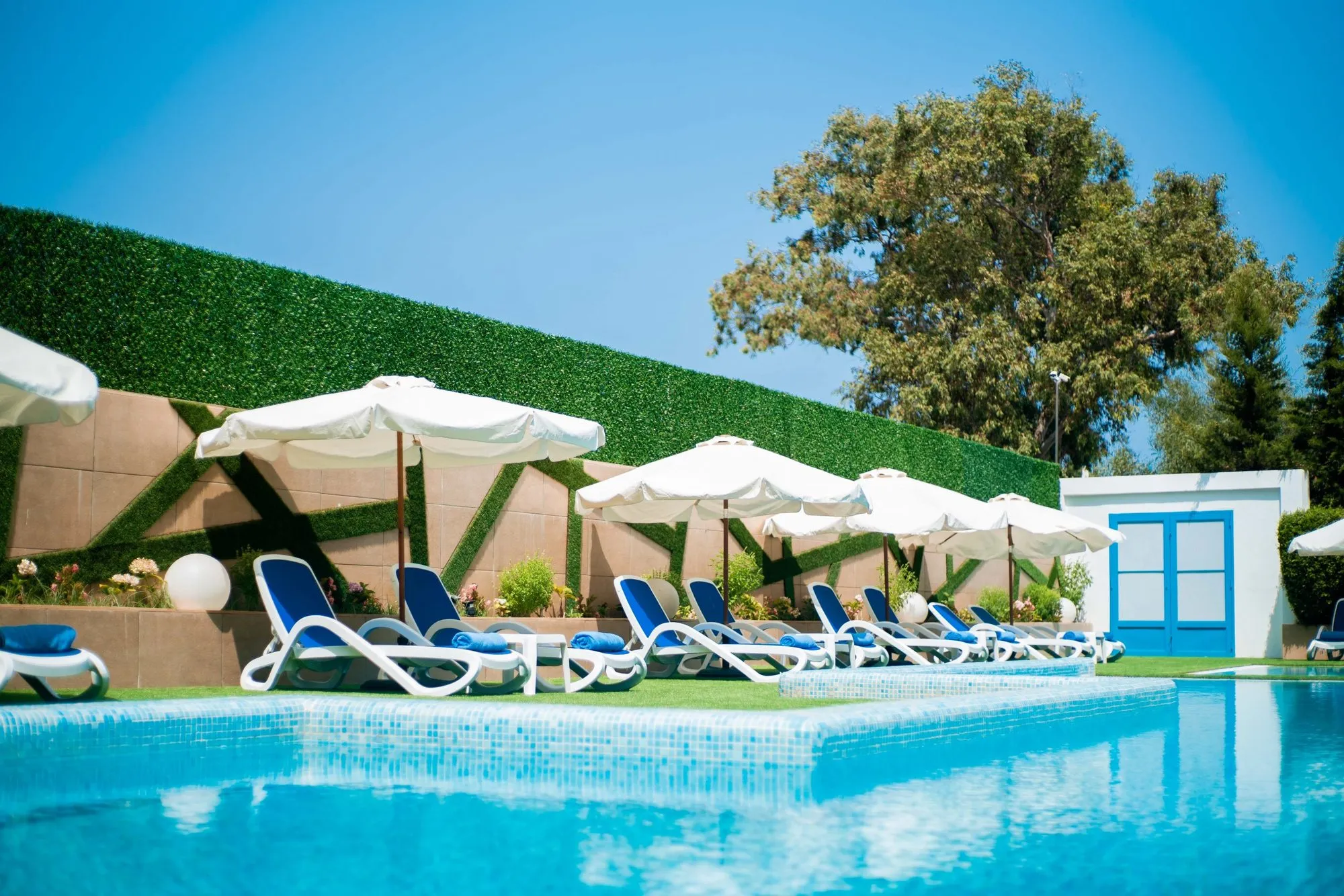 Zwembad met ligbedden van Hôtel Tamuda Beach in Tamuda Bay