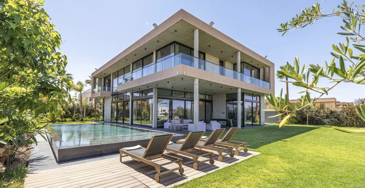 Moderne villa met zwembad en terras